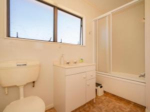 Ένα μπάνιο στο Jacaranda Lodge - Whangamata Upstairs Unit +24 φωτογραφίες