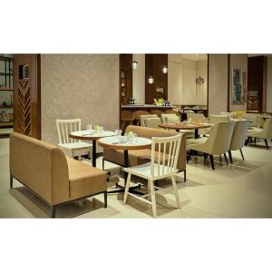 Summit Hotel Greenhills في مانيلا: غرفة طعام مع طاولات وكراسي في مطعم