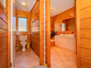 Ένα μπάνιο στο Picturesque on Paku - Tairua Holiday Home +16 φωτογραφίες