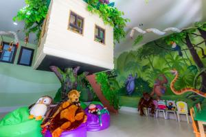 Phi Phi Holiday Resort, Leam Tong Beach的儿童俱乐部