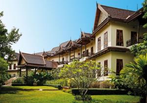 una vista exterior de un edificio en Phuwanalee Resort, en Mu Si