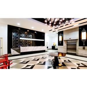 - un salon avec un sol en damier noir et blanc dans l'établissement Summit Hotel Magnolia, à Manille