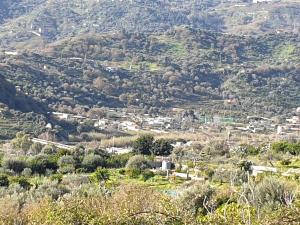 Blick auf eine Stadt auf einem Berg in der Unterkunft Caccia Apartment in Santa Teresa di Riva