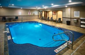 Holiday Inn Express and Suites Timmins, an IHG Hotel في تيمينز: مسبح كبير في غرفة الفندق