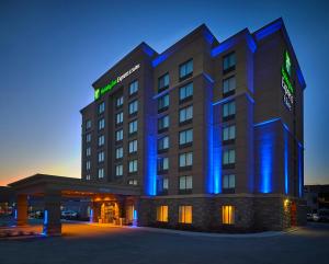 hotel z niebieskimi światłami przed nim w obiekcie Holiday Inn Express and Suites Timmins, an IHG Hotel w mieście Timmins