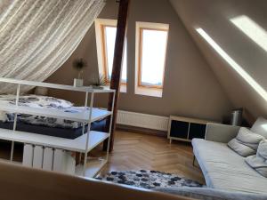 Camera mansardata con letto e divano. di Maisonette Wohnung mit Blick über die Stadt a Jena