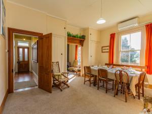 una grande sala da pranzo con tavolo e sedie di Kaha Cottage - Rangataua Holiday Home a Ohakune Altre 14 foto