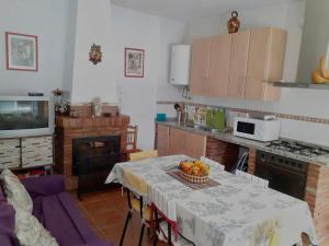 eine Küche mit einem Tisch und einer Obstschale darauf in der Unterkunft La Granada in Órgiva