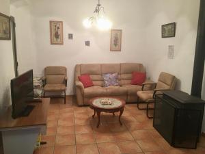 a living room with a couch and a table at La Granada in Órgiva