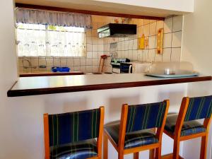 kuchnia z 2 krzesłami i blatem w obiekcie Sunset Cove 2 w mieście Margate