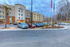 un hotel con coches estacionados en un estacionamiento en Candlewood Suites - Mooresville Lake Norman, an IHG Hotel en Mooresville