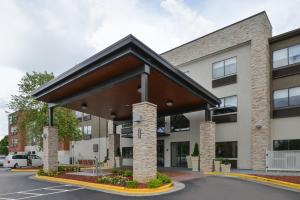 una representación de la parte delantera de un edificio en Holiday Inn Express & Suites Raleigh NE - Medical Ctr Area, an IHG Hotel en Raleigh
