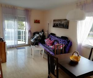 sala de estar con sofá púrpura y mesa en Apartamento Family, en Miami Platja
