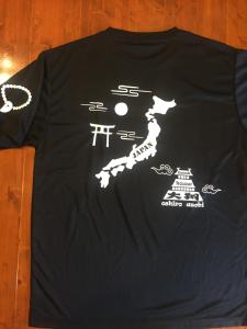 una camiseta negra con un mapa de Japón en Guest house daisho oshiro asobi en Matsue