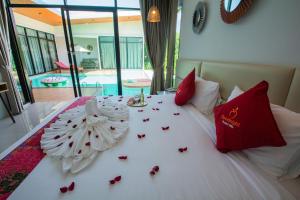 Ein Bett oder Betten in einem Zimmer der Unterkunft Good Night Pool Villa Phuket - SHA Plus