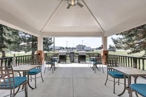 eine Terrasse mit Tischen und Stühlen auf einer Terrasse in der Unterkunft Candlewood Suites Salina, an IHG Hotel in Salina