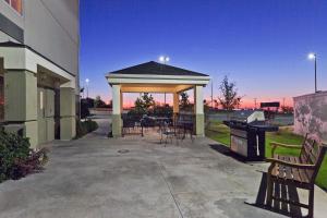 Un cenador con sillas y una parrilla junto a un edificio en Candlewood Suites Wichita Falls at Maurine Street by IHG, en Wichita Falls