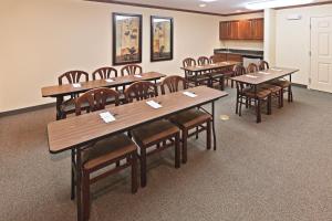 una clase con mesas, sillas y un piano en Candlewood Suites Wichita Falls at Maurine Street by IHG, en Wichita Falls