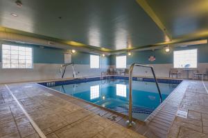 ein großer Pool in einem Gebäude in der Unterkunft Holiday Inn Express Hotel & Suites Reading, an IHG Hotel in Reading