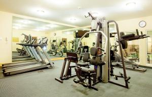 een fitnessruimte met diverse loopbanden en cardio-apparatuur bij Candlewood Suites Slidell Northshore, an IHG Hotel in Slidell