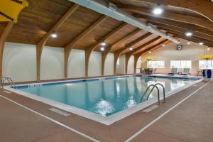 a large indoor pool with an indoor swimming facility at Holiday Inn Hotel & Suites Rochester - Marketplace by IHG in Rochester