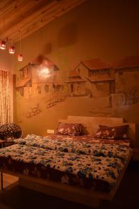 馬哈巴萊斯赫瓦爾的住宿－Jungle Valley Agriculture Resort，一间卧室配有一张壁画床
