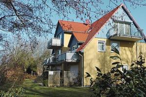 ein Haus mit zwei Balkonen an der Seite in der Unterkunft Friedensstraße 43 Wohnung 7 in Zingst