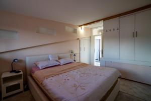 Posteľ alebo postele v izbe v ubytovaní Apartments Big Smile + 68 fotografií