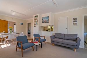 Khu vực ghế ngồi tại Sun Seeker Bach - Ferry Landing Holiday Home