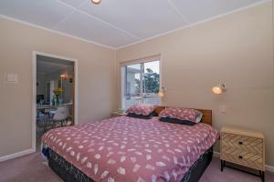 Giường trong phòng chung tại Sun Seeker Bach - Ferry Landing Holiday Home