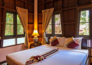 A bed or beds in a room at Phuwanalee Resort