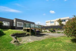 Градина пред The Green Trout - Paraparaumu Beach Holiday Home