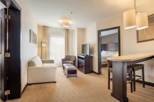 Area tempat duduk di Staybridge Suites - Saltillo, an IHG Hotel