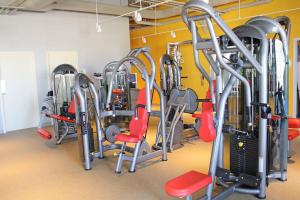 The fitness centre and/or fitness facilities at Holiday Inn and Suites East Peoria, an IHG Hotel