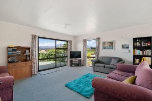 Ruang duduk di Catch and Release - Taupo Holiday Home