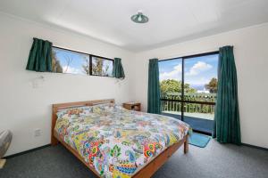 Katil atau katil-katil dalam bilik di Catch and Release - Taupo Holiday Home