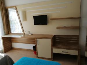 TV a/nebo společenská místnost v ubytování Serhan Hotel