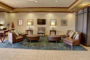 Гостиная зона в Candlewood Suites Texarkana, an IHG Hotel