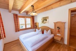 ein Schlafzimmer mit einem großen weißen Bett in einem Zimmer in der Unterkunft Appart Tramontana in Bürserberg