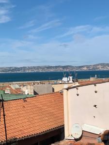 uma vista para o oceano a partir do telhado de um edifício em Soo Cathédrale SooHome em Marselha