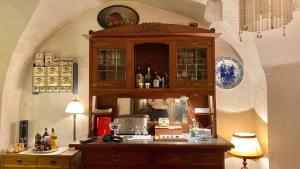 una cucina con mobile in legno e piano di lavoro di LINZ CITY CENTER - Historisches Apartment & Refugium a Linz