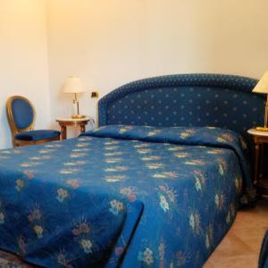 um quarto com uma cama azul e uma colcha azul em Hotel Da Vito em Campagna Lupia