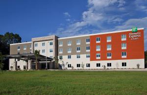 a hotel building with a lawn in front of it at Holiday Inn Express & Suites Columbus North by IHG in Columbus