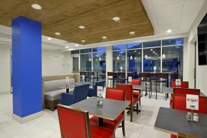 Гостиная зона в Holiday Inn Express & Suites Columbus North, an IHG Hotel