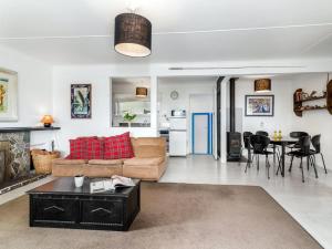 Kuchyň nebo kuchyňský kout v ubytování Wharewaka Bach - Lake Taupo Holiday Home