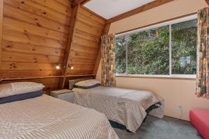 Lova arba lovos apgyvendinimo įstaigoje The Tree House Wairoro Park - Russell Holiday Home