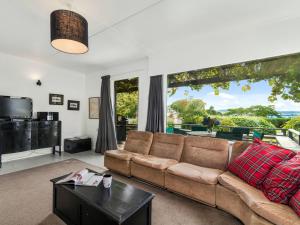 TV a/nebo společenská místnost v ubytování Wharewaka Bach - Lake Taupo Holiday Home