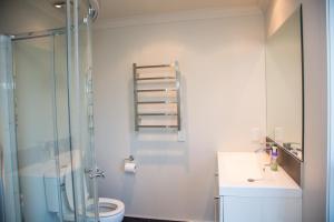 Ένα μπάνιο στο Waterfront Wonder - Matarangi Holiday Home +22 φωτογραφίες