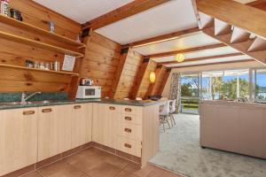 Virtuvė arba virtuvėlė apgyvendinimo įstaigoje The Tree House Wairoro Park - Russell Holiday Home