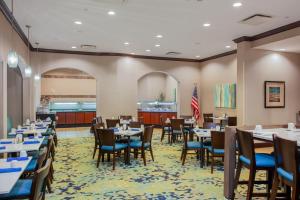 Restoran või mõni muu söögikoht majutusasutuses Holiday Inn Hotel & Suites Tallahassee Conference Center North, an IHG Hotel
